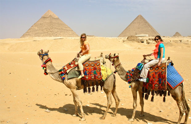 صور سياح يركبون الجمال في الاهرامات المصرية -عالم الصور